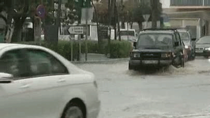 Informativo 24h - La lluvia provoca problemas en la circulación de algunas carreteras