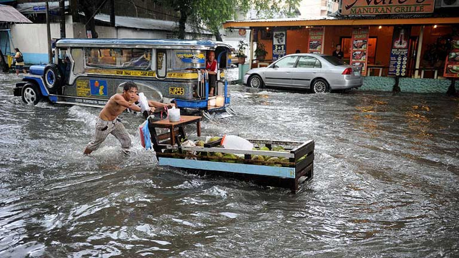 Japón sufre el paso del tifón Jelawat, uno de los más fuertes de las últimas décadas