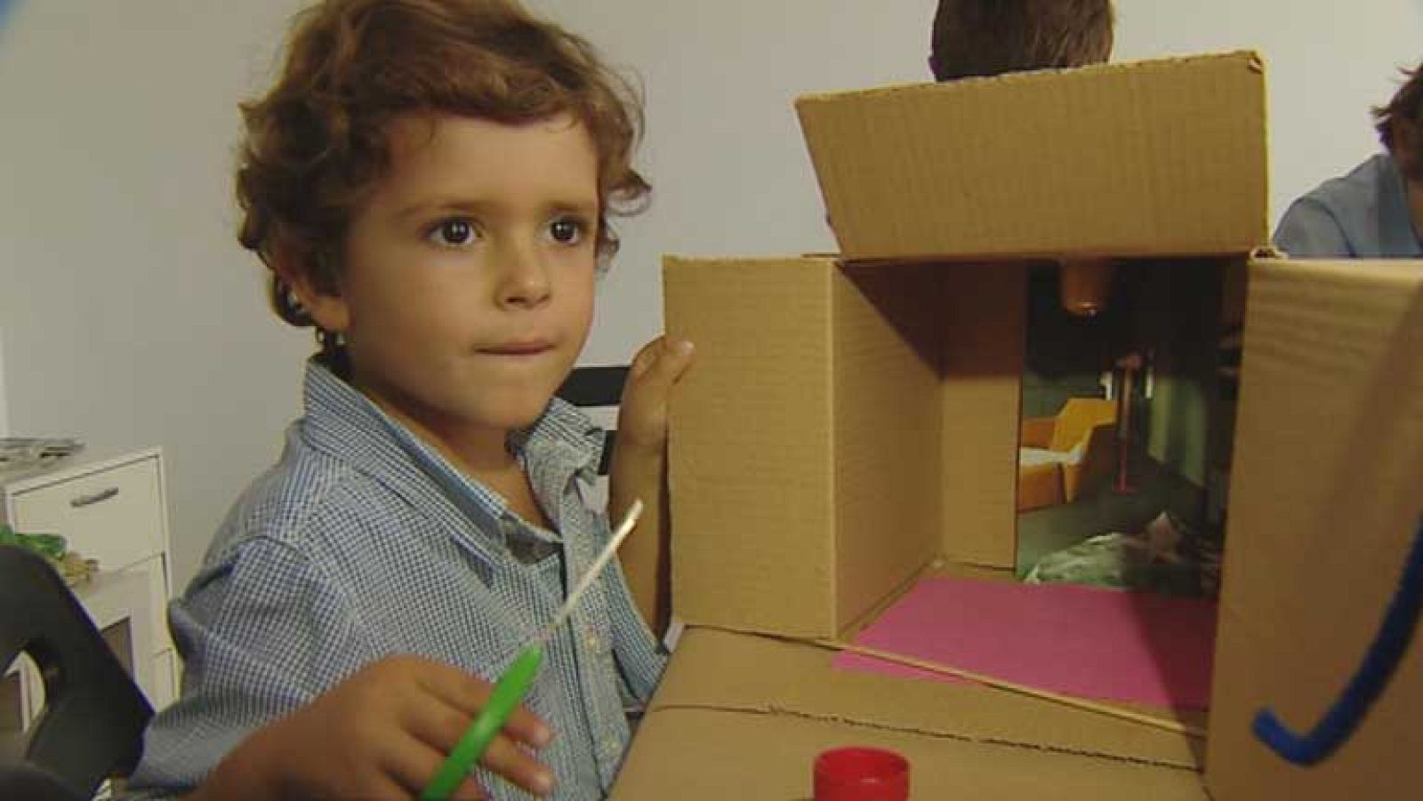 Una arquitecta esquiva la crisis enseñando a los más pequeños