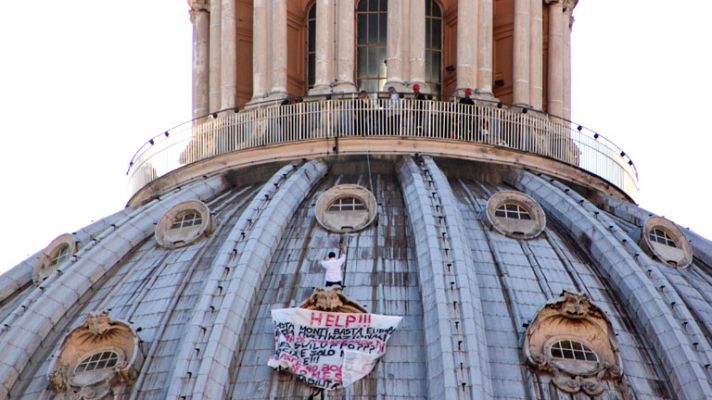 Telediario 1 - Protesta en la cúpula de la basílica de San Pedro