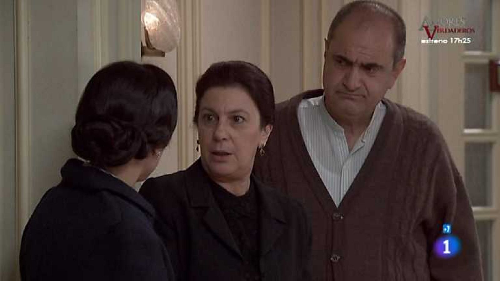 Amar en tiempos revueltos - T7 - Capítulo 226 - Amina recibe la noticia de la muerte de la madre de Marisol - ver ahora