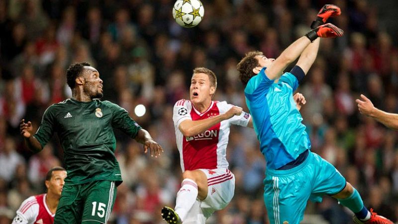 El jugador holandés aprovecha la pasividad de la defensa del Madrid para poner al Ajax a un gol.