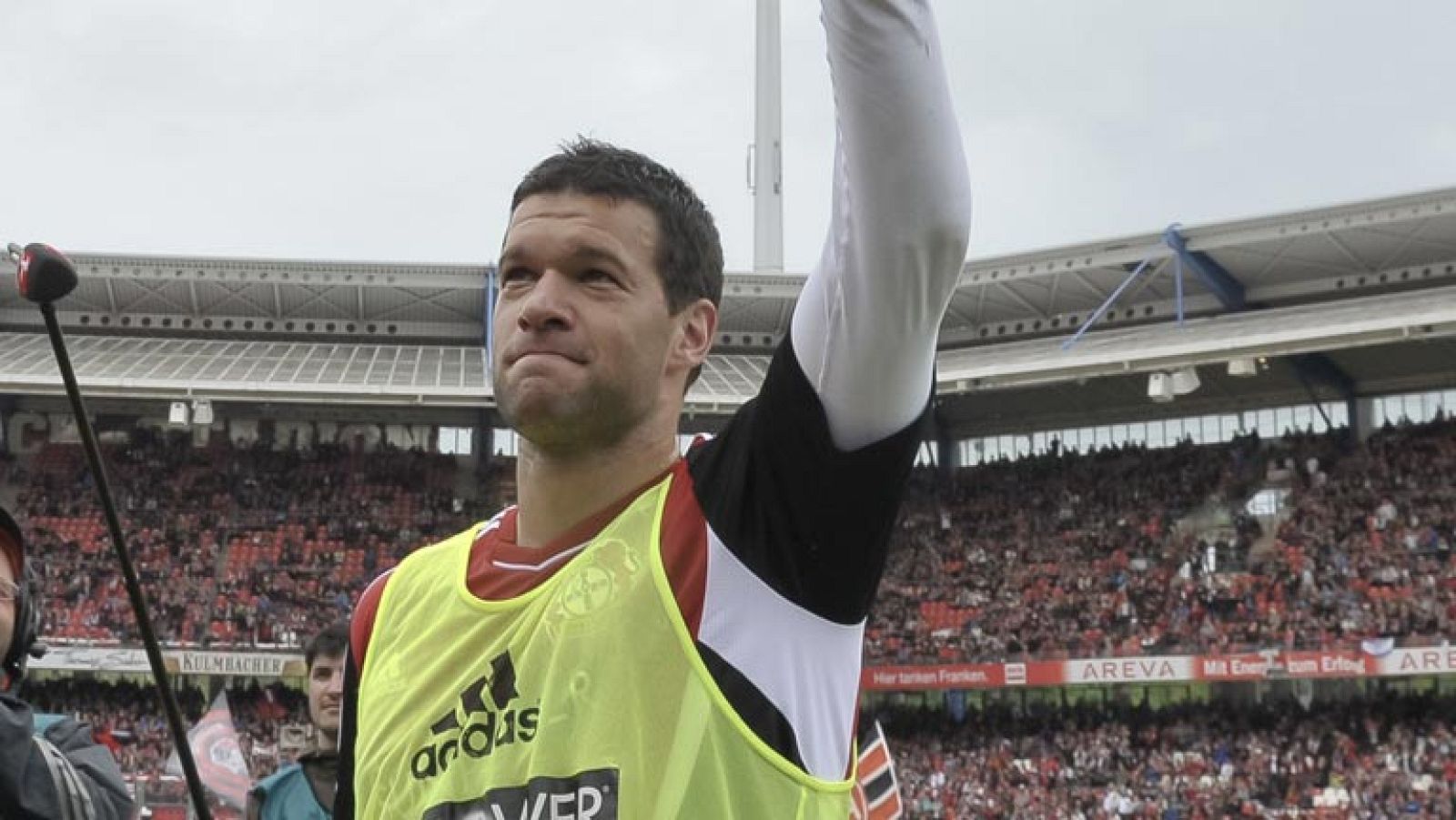 Michael Ballack se retira. El jugador alemán de 36 años deja la competición con cuatro Bundesligas y una Premier a sus espaldas... Sin embargo, perdió cinco finales, y nunca ha ganado una competición internacional.