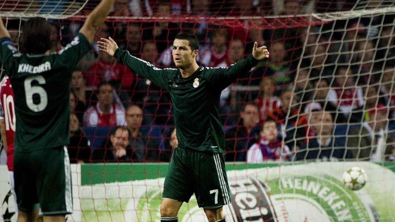 Cristiano completa triplete y goleada al Ajax (1-4)