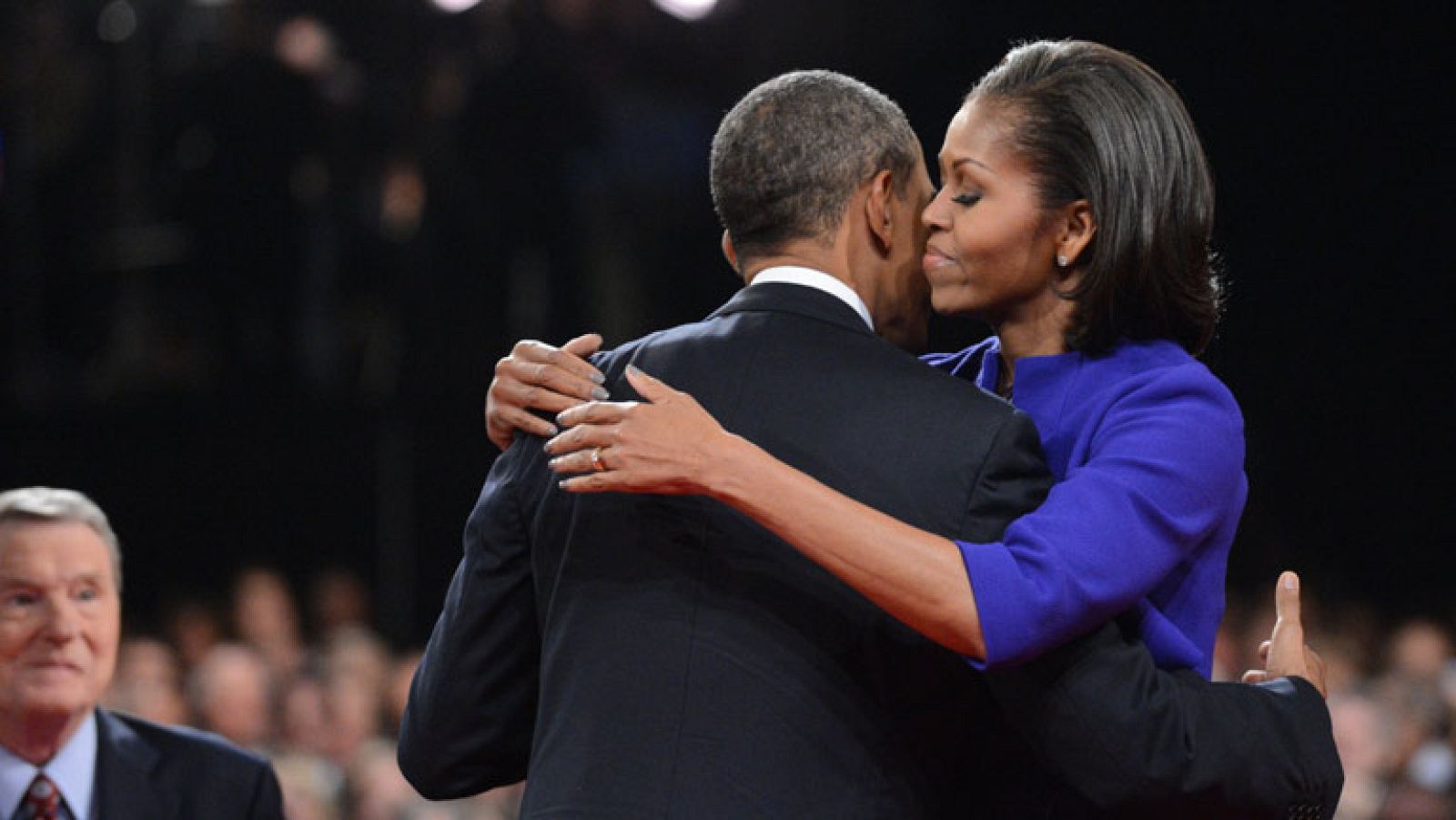 Obama felicita el aniversario de bodas a su esposa ante del debate