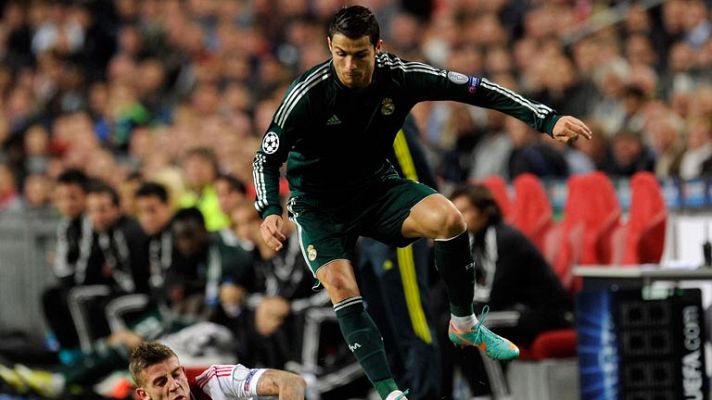 Telediario 1 - El Madrid golea al Ajax con un triplete de Cristiano