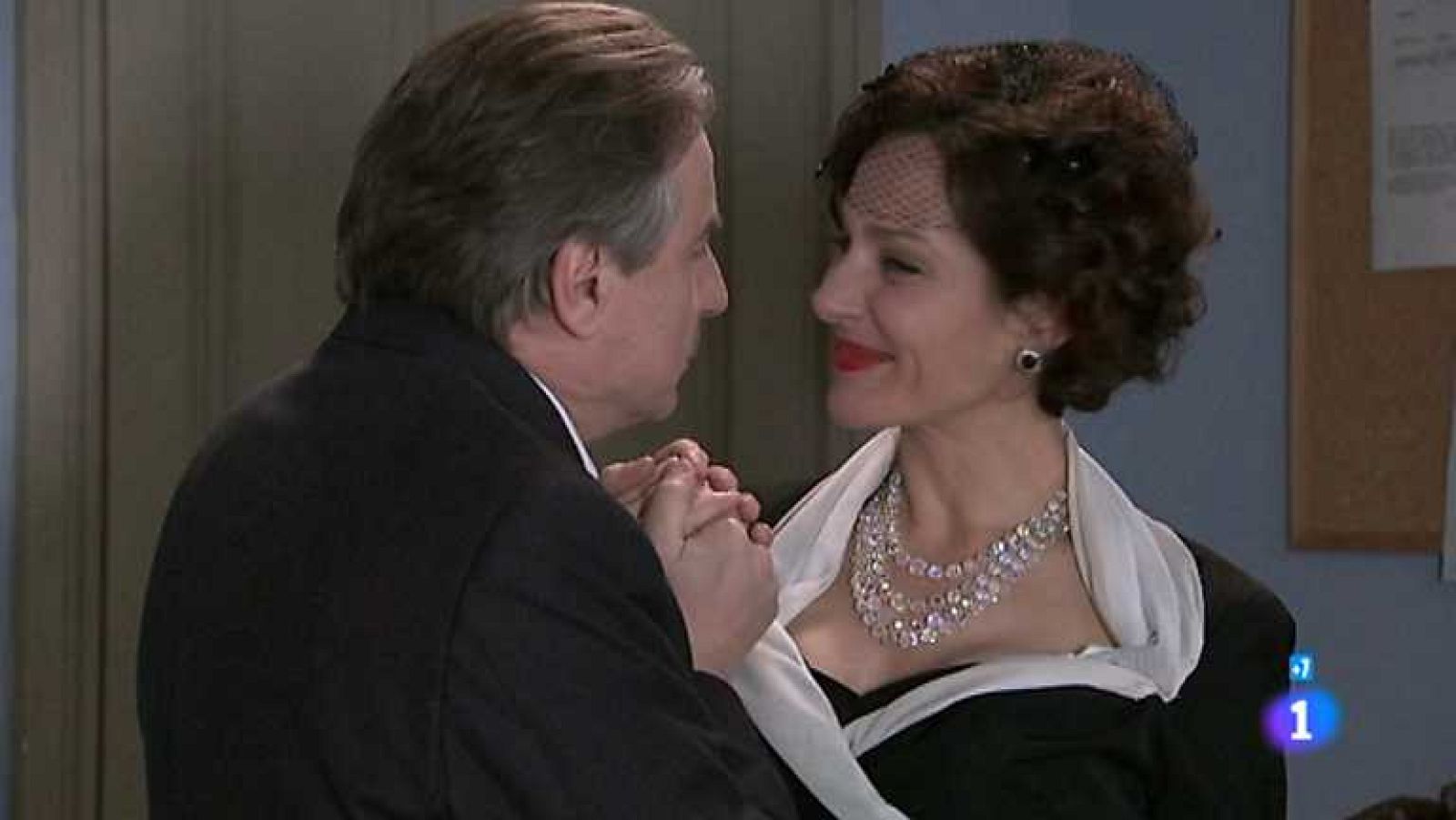 Amar en tiempos revueltos - T7 - Capítulo 227 - Aurelia manipula a Cecilia pensando en su propio interés - ver ahora