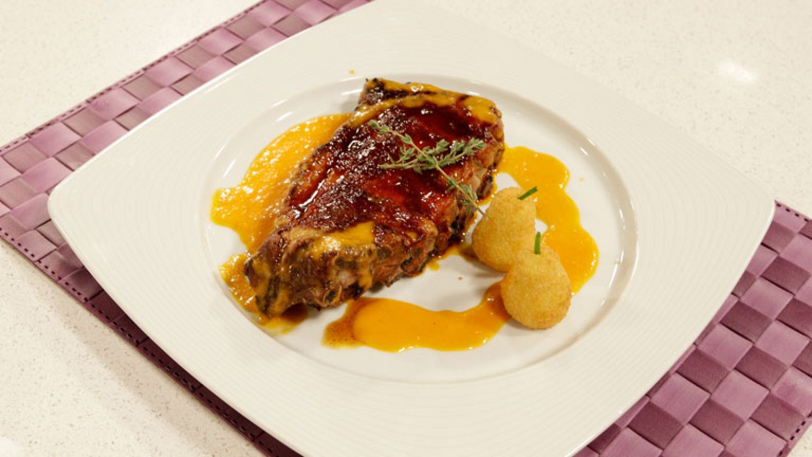 Saber cocinar - Costillar de cerdo con tomate y croquetas de patata