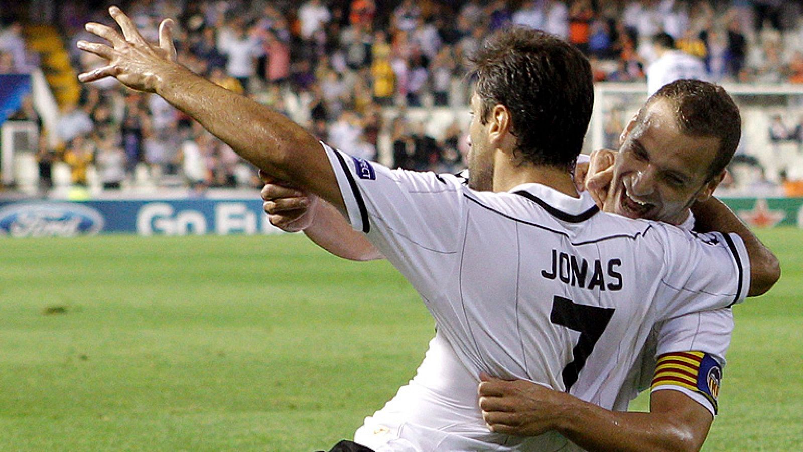 No solo del clásico vive la Liga. El domingo se juegan otros cuatro partidos además del Barça - Madrid. Entre ellos destacan el derbi valenciano Levante - Valencia y el choque del Calcerón Atlético de Madrid - Málaga.