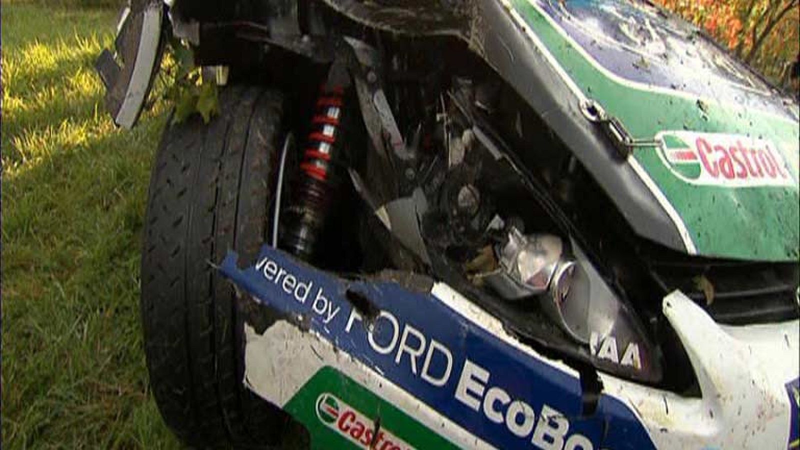 En el Rally de Francia se ha producido una de esas imagenes increíbles, sobre todo por lo que pudo pasar y no pasó, afortunadamente. El noruego Peter Solberg se salió con su coche a unos viñedos y sin visibilidad podía haber arrollado a algún especta