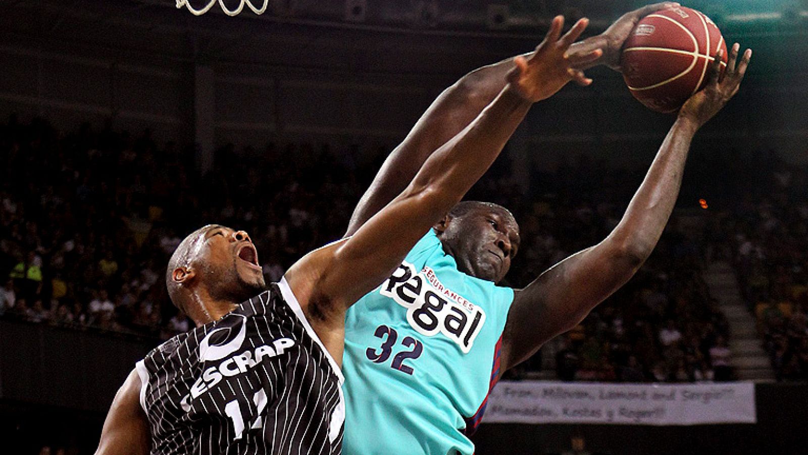 ¡Partidazo en Miribilla! El Gescrap Bizkaia se ha impuesto por 78-77 al FC Barcelona Regal en un gran duelo. Zisis, Raül López y Mumbrú, vitales. Volvieron Navarro y Jasikevicius, increíble con dos triples lejanísimos.