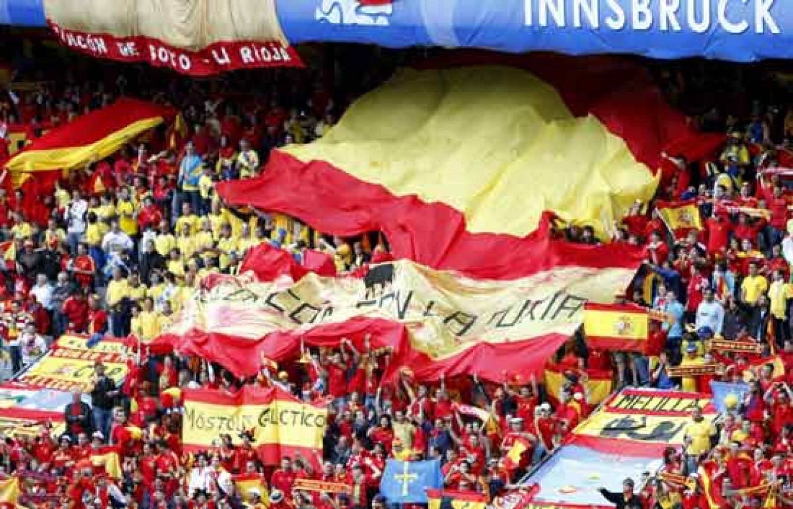 Los aficionados de la selección celebraron por todo lo alto el pase a cuartos de España (15/06/08).