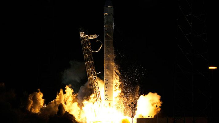Telediario 1 - La cápsula espacial no tripulada Dragon parte con éxito hacia la Estación Espacial Internacional (EEI), en su primera misión oficial de abastecimiento para la NASA.
