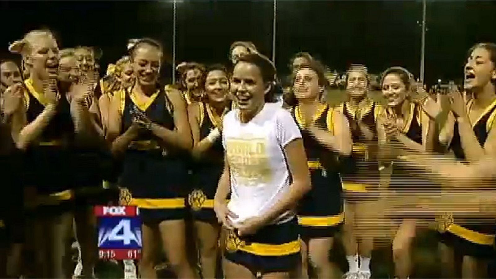 Una animadora de 16 años de Texas ha batido el récord Guinnes de dar volteretas al conseguir 35 repeticiones una detrás de otra. Miranda Ferguson, estudiante de la escuela secundaria en la Escuela Hockaday, asombró a la multitud con su hazaña.