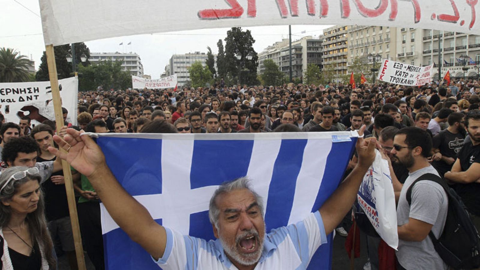 Las manifestaciones contra la visita de Merkel a Grecia terminan con disturbios - Informativo 24h | Ver