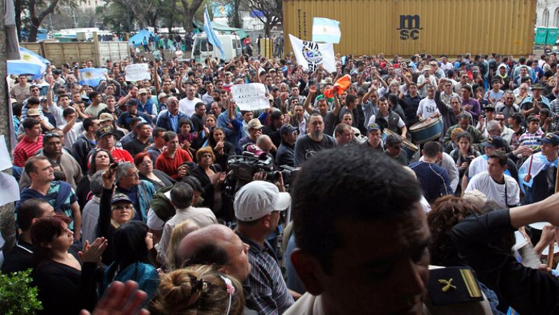 Los policías argentinos continúan con su huelga