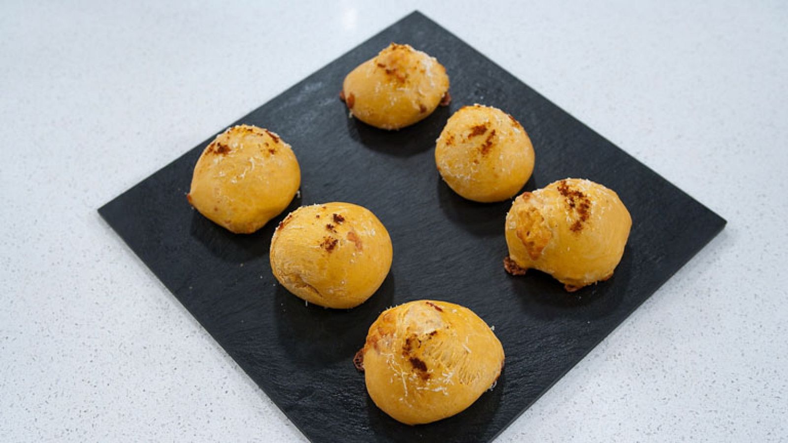 Pan a los cuatro quesos y pimentón