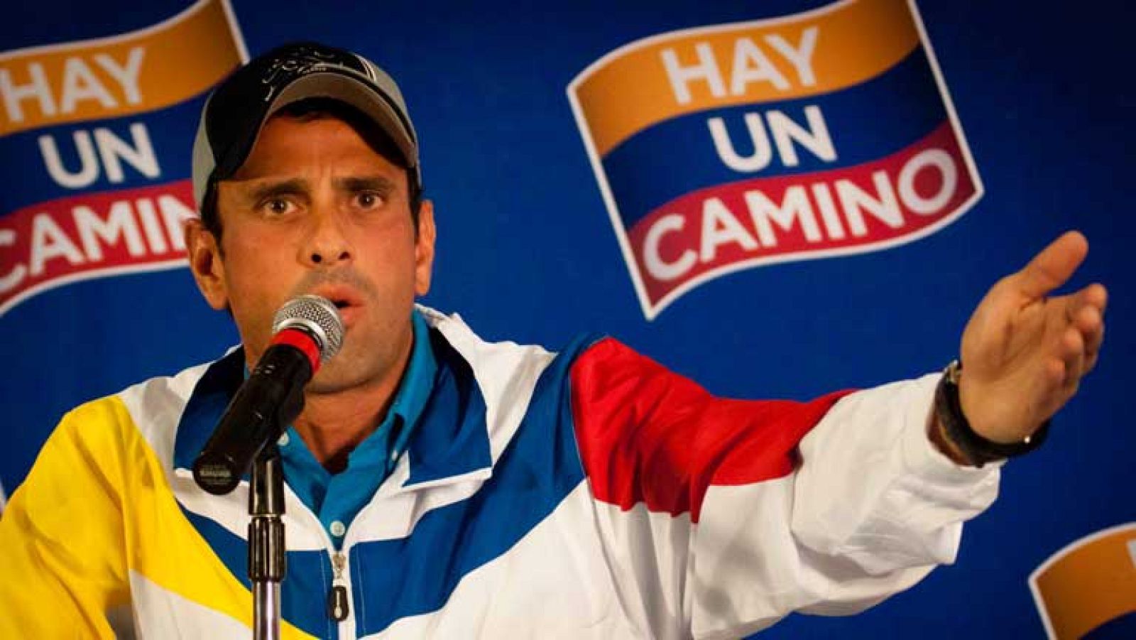 El líder de la oposición de Venezuela Henrique Capriles dice que "no tira la toalla"