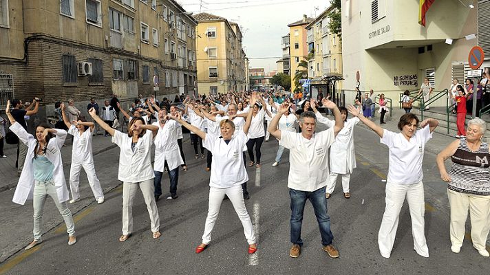 Informativo 24h - Sanitarios de Granada protestan con un "flashmob" por los recortes