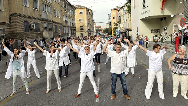 Sanitarios de Granada protestan con un "flashmob" por los recortes