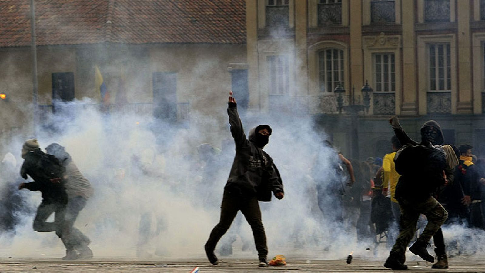 Más de 70 detenidos en una multitudinaria marcha de 'indignados' en Colombia - Informativo 24h | Ver