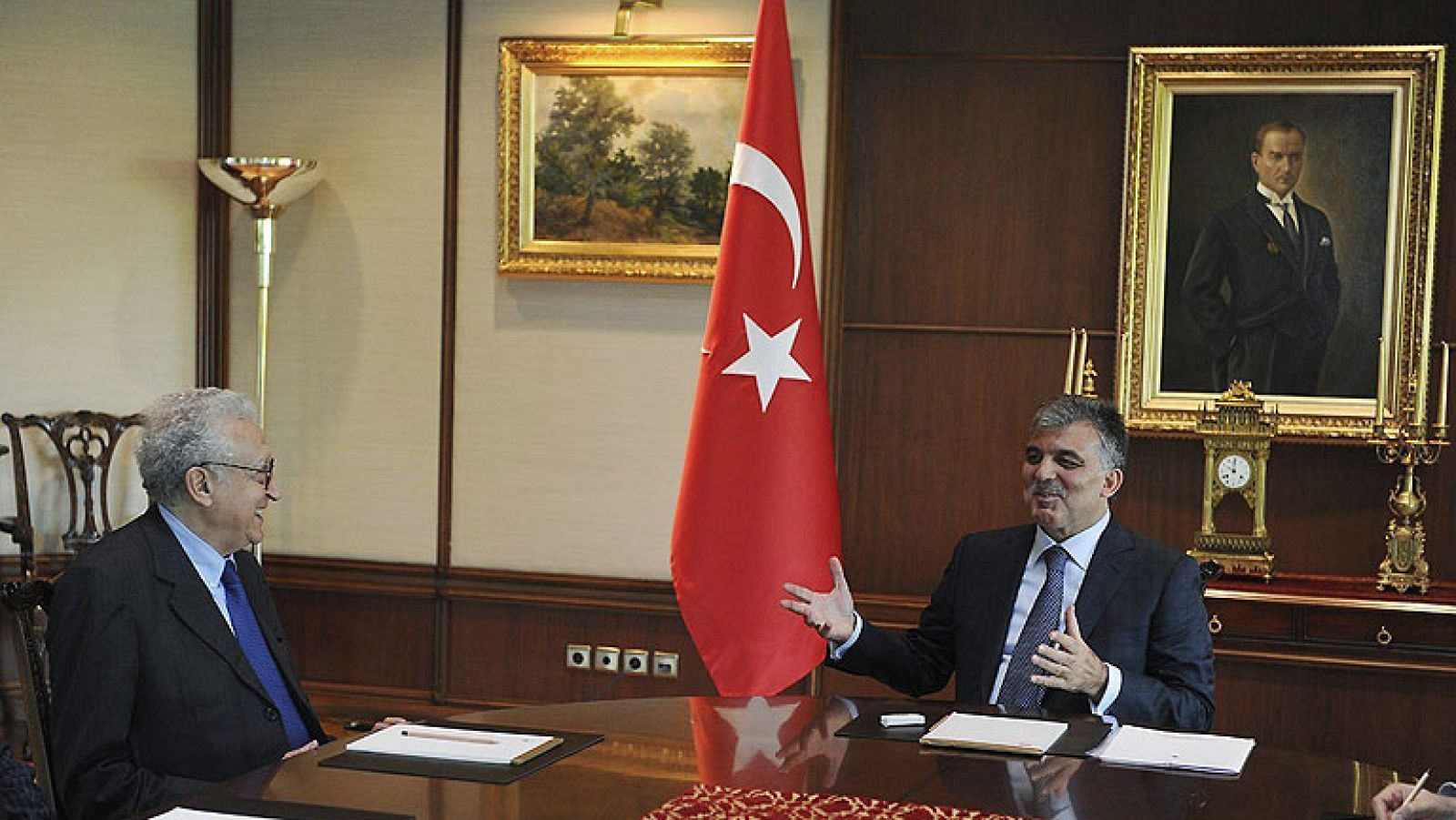 Siria prohíbe que aviones turcos sobrevuelen su territorio en medio de una escalada de tensión - Informativo 24h | Ver