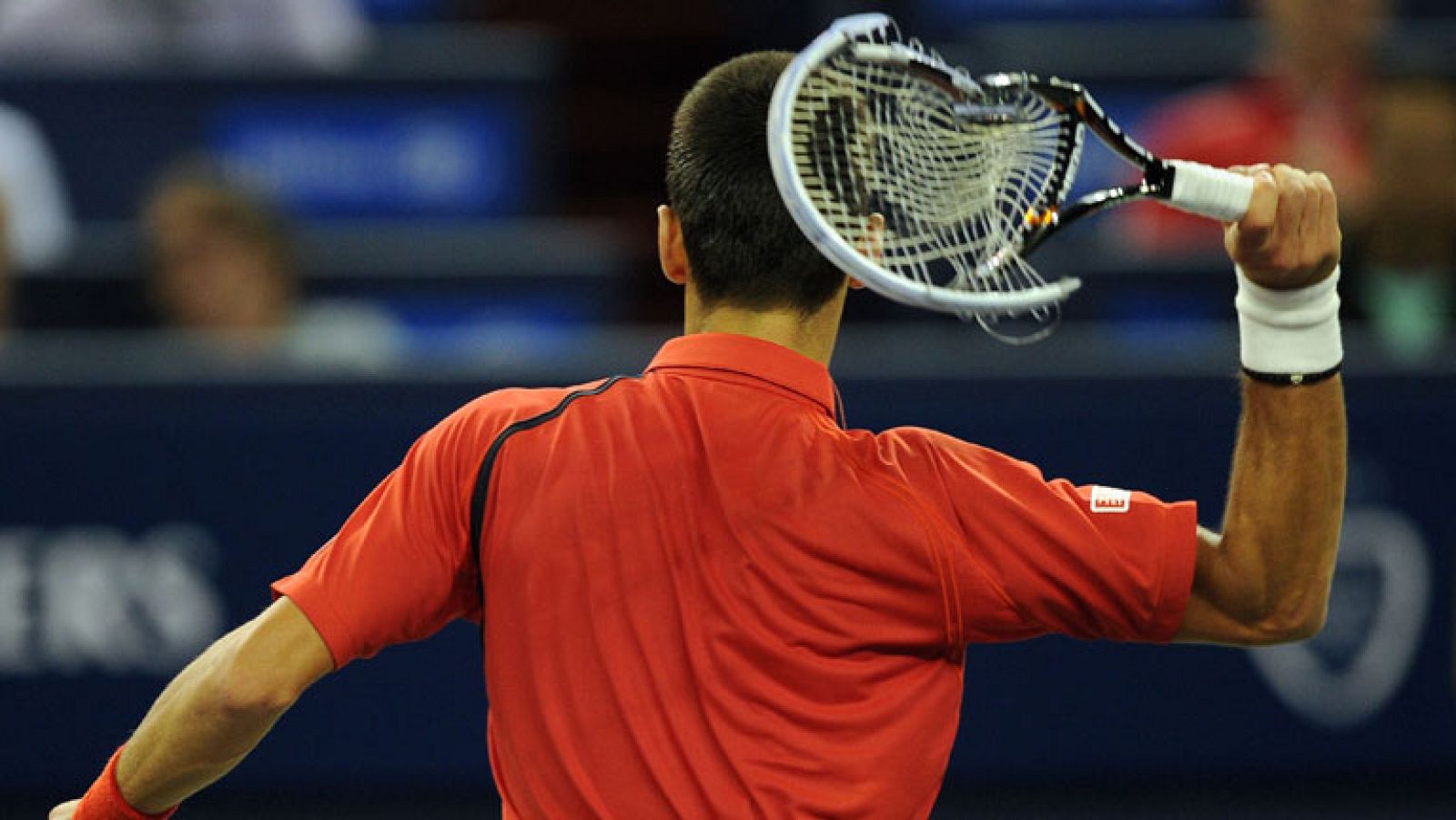 Djokovic destroza su raqueta en un arrebato de furia
