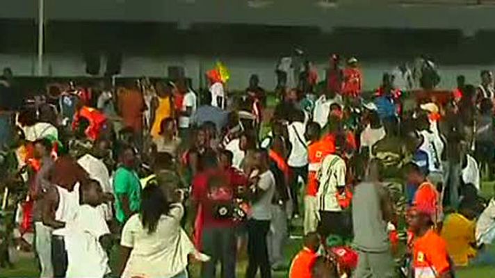 Telediario 1 - El Senegal-Costa de Marfil, suspendido por lanzamiento de piedras