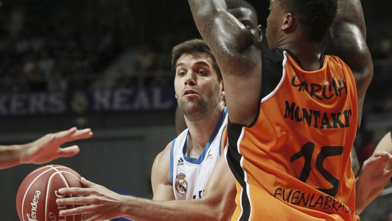 Real Madrid y Barça, adelante en la Liga Endesa