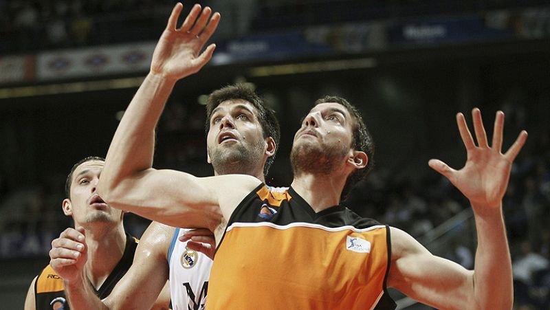 El Real Madrid se mantiene invicto y líder de la Liga Endesa tras superar al Mad-Croc Fuenlabrada (100-79), en un partido en el que volvió a brillar Felipe Reyes (18+11).