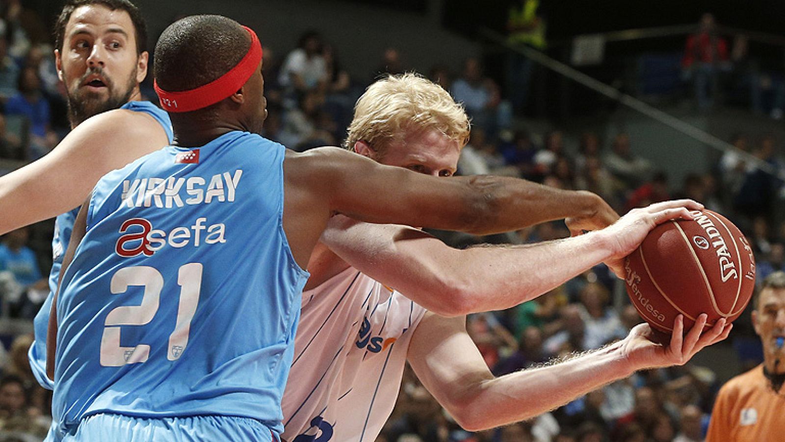 El Asefa Estudiantes se ha impuesto por un contundente 76-46 al Cajasol, colocándose con un perfecto 3-0 en la clasificación. Los colegiales disfrutaron de un partido extraordinario de Carl English.