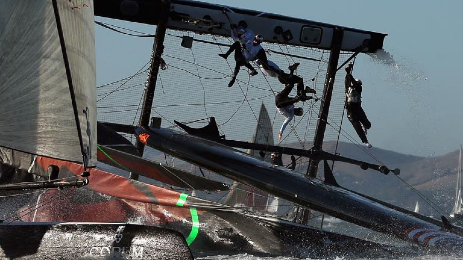 Espectaculares imágenes del Oracle Team Usa, defensor de la 34 America's Cup. Su catamarán gigante el "AC72" ha volcado en la Bahía de San Francisco por un fuerte oleaje durante un entrenamiento . Afortunadamente la tripulación no ha sufrido ningún