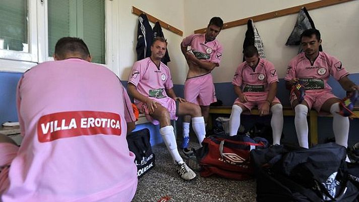 Telediario 1 - Vestir de rosa y promocionar burdeles por culpa de la crisis griega