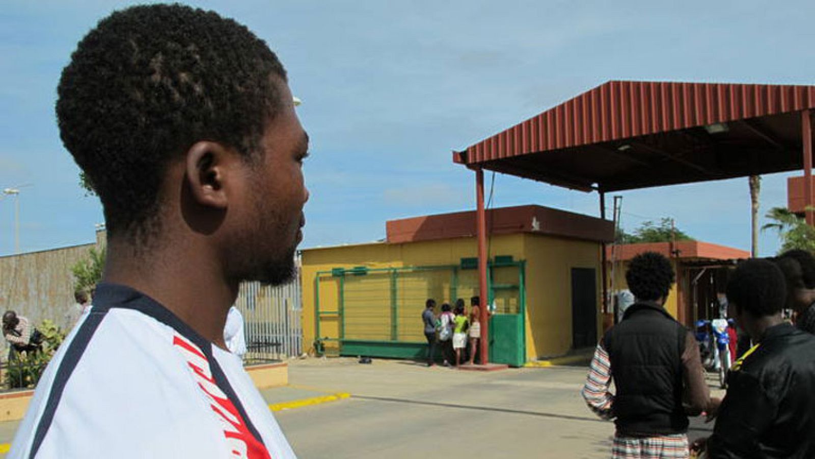 Uno de los inmigrantes que saltó la valla: "Los soldados marroquíes me golpearon antes de saltar" - Informativo 24h | Ver