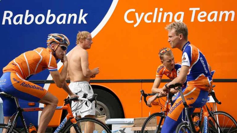 El equipo ciclista Rabobank, en el que militan los españoles Óscar Freire y Carlos Barredo, entre otros, ha decidido dejar el pelotón. Lo hace porque, según han dicho textualmente sus responsables, quiere apartarse de un ciclismo enfermo y corrompido