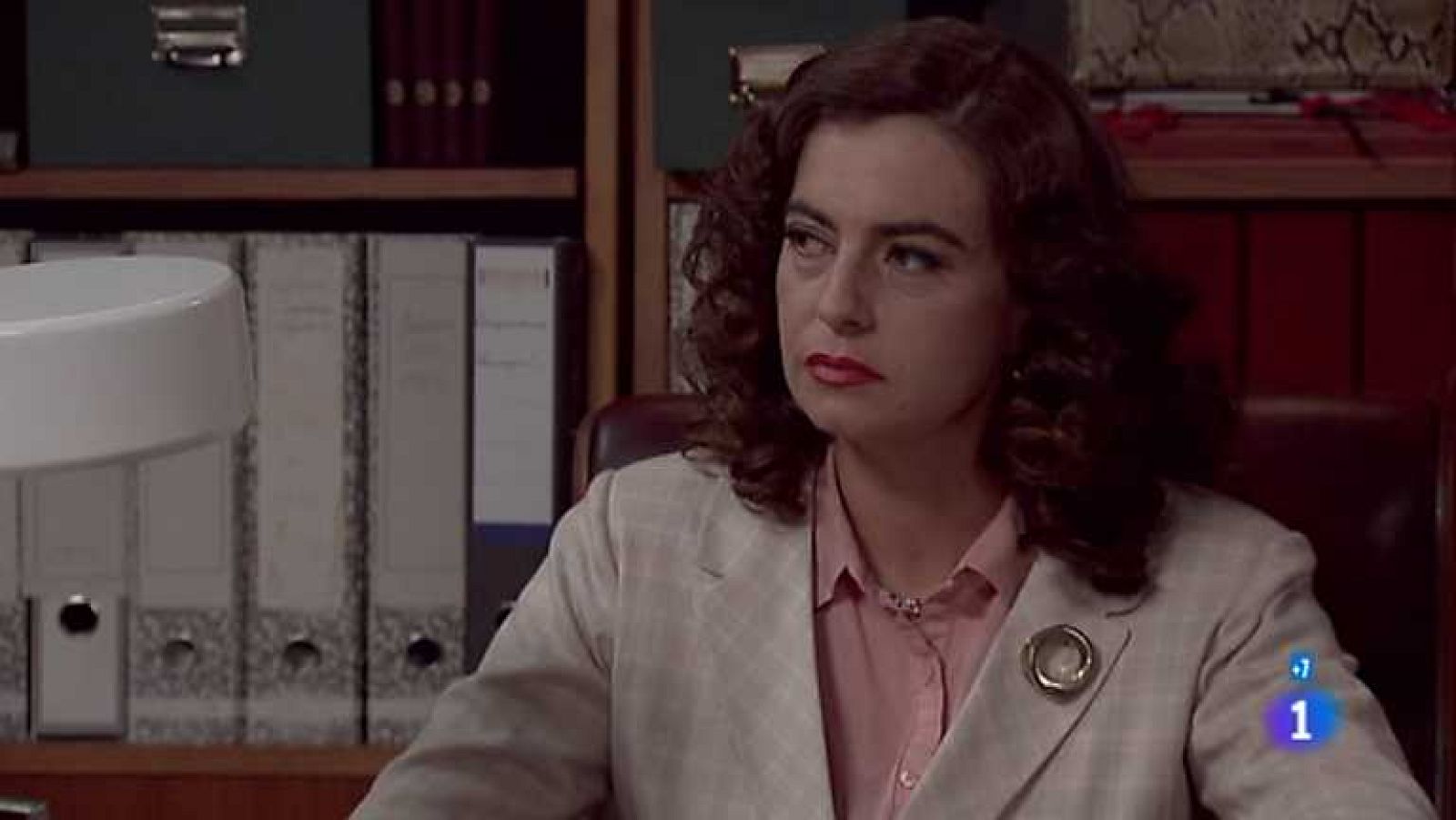 Amar en tiempos revueltos - T7 - Capítulo 237 - Emilio se siente humillado por Rocío - ver ahora