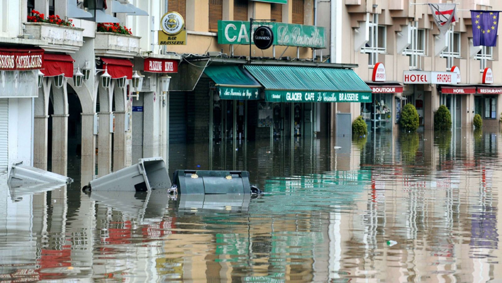 El temporal obliga a desalojar a 500 peregrinos en Lourdes | Ver