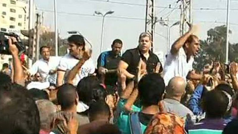 Una manifestación en El Cairo ha pedido el regreso del fútbol a Egipto, donde la liga sigue interrumpida de forma indefinida por los sucesos de Port Said, donde murieron 74 personas.