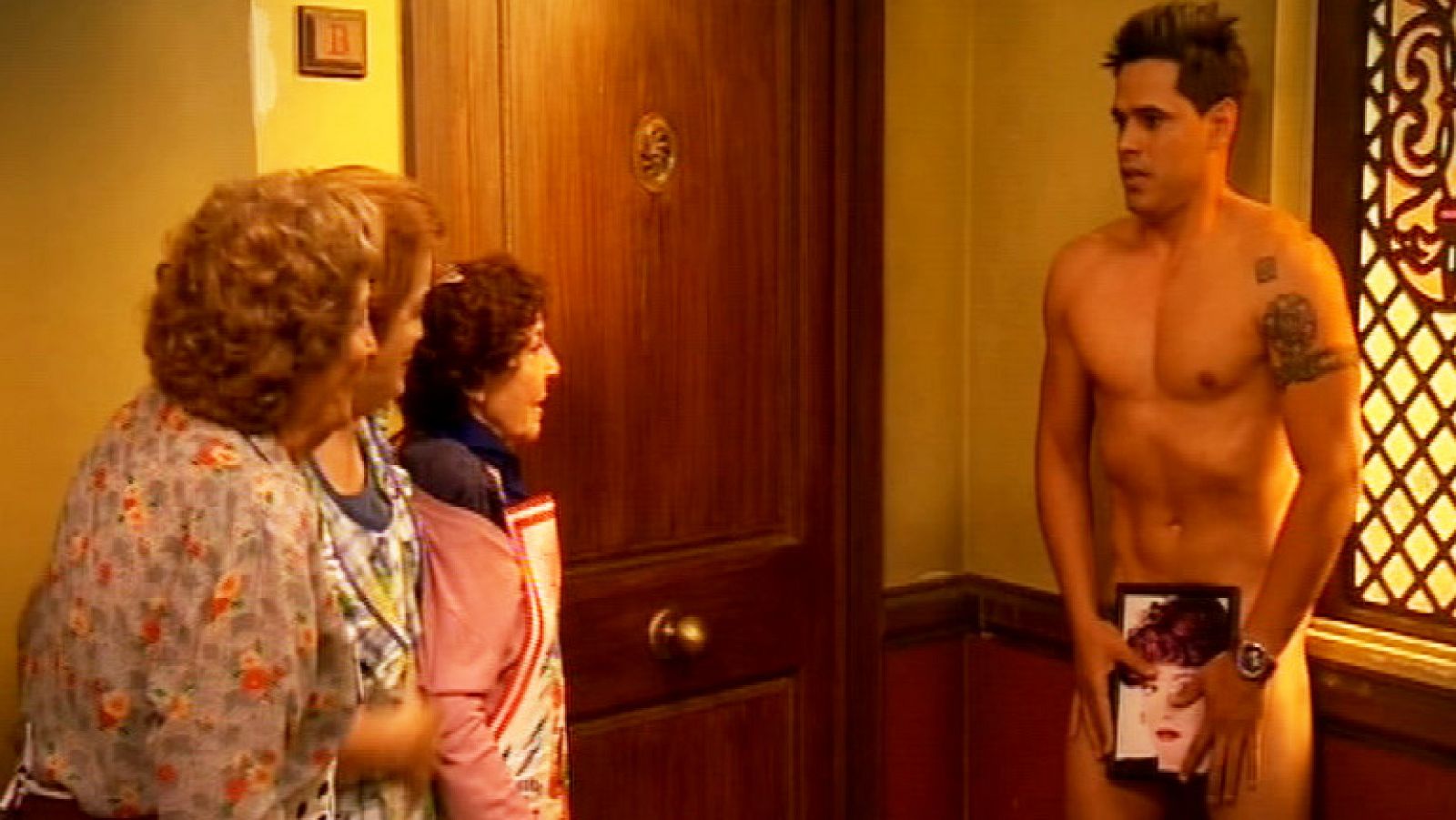 Stamos okupa2 - Un desnudo en la casa - Stamos okupa2 | Ver