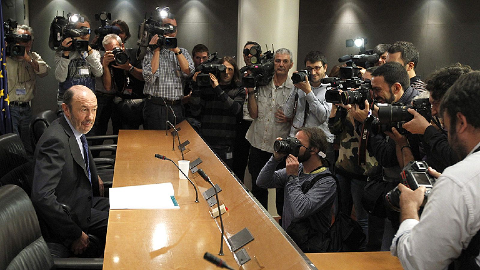 Rubalcaba descarta dimitir y asegura que seguirá con su labor "hasta el final"