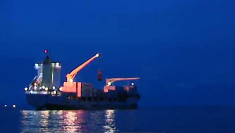 Logran remolcar uno de los dos buques encallados en las costas de Valencia | Ver