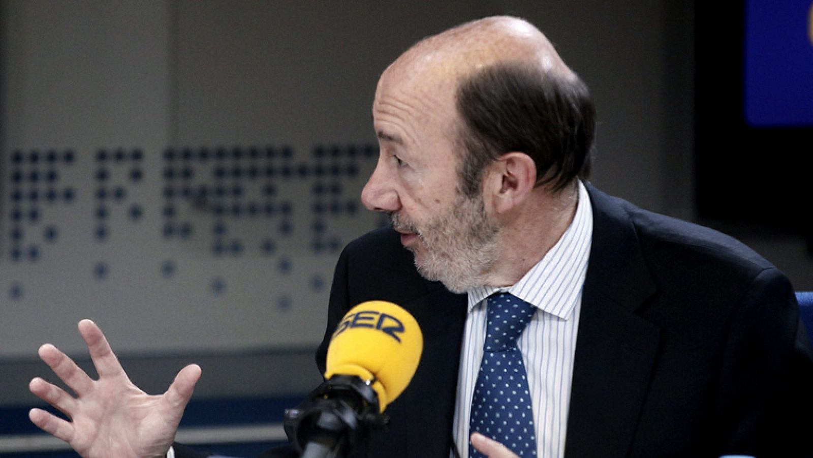 Rubalcaba sostiene que a él le eligió un Congreso del PSOE "democrático y  autónomo" y le dio un mandato - Informativo 24h | Ver