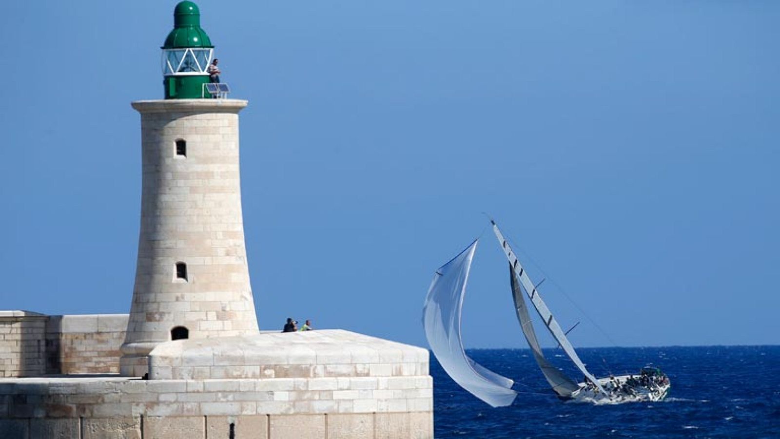 El maxi esloveno, Esimit Europa 2, se ha impuesto en la regata Middle Sea Race 2012, una clásica oceánica del Mediterráneo, que ha concluído en el campo de regatas de Malta después de un recorrido de más de 600 millas. El barco esloveno ha empleado