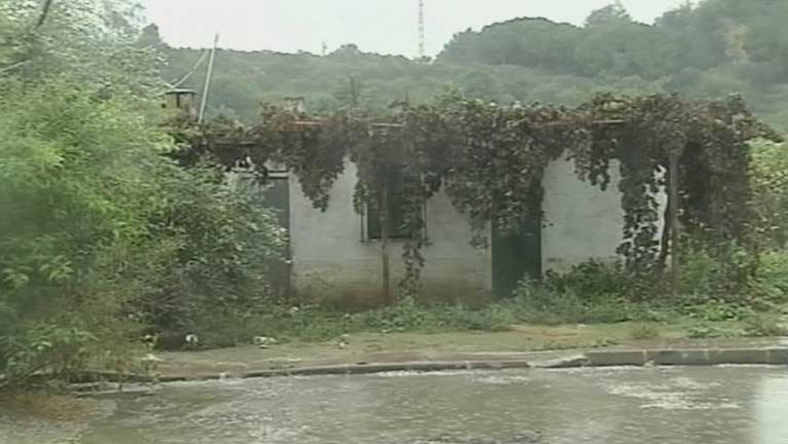 En Málaga, la lluvia provoca un choque de un camión articulado