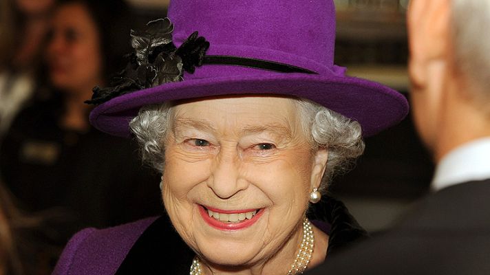 Telediario 1 - La reina Isabel II busca criada "de confianza"