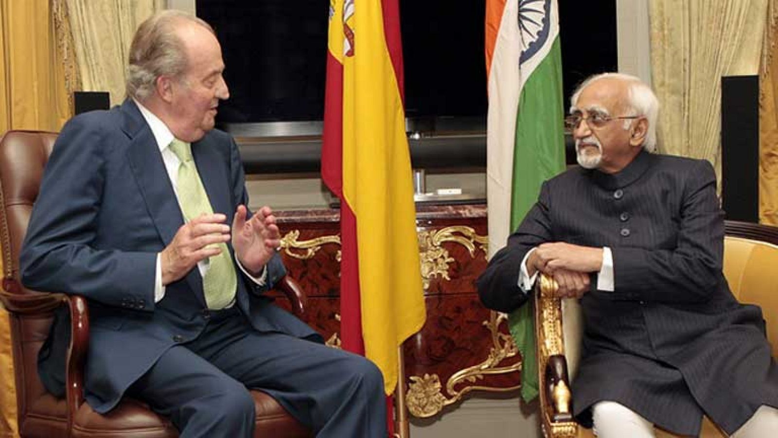 El rey rinde tributo en el Mausoleo de Mahatma Gandhi a la memoria del líder pacifista