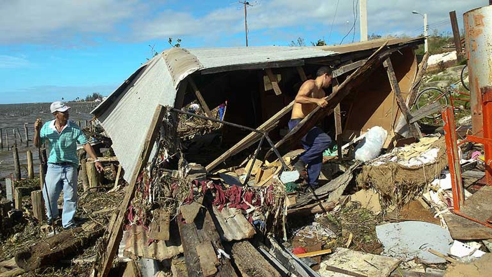 El huracán 'Sandy' se debilita y se convierte en tormenta tropical