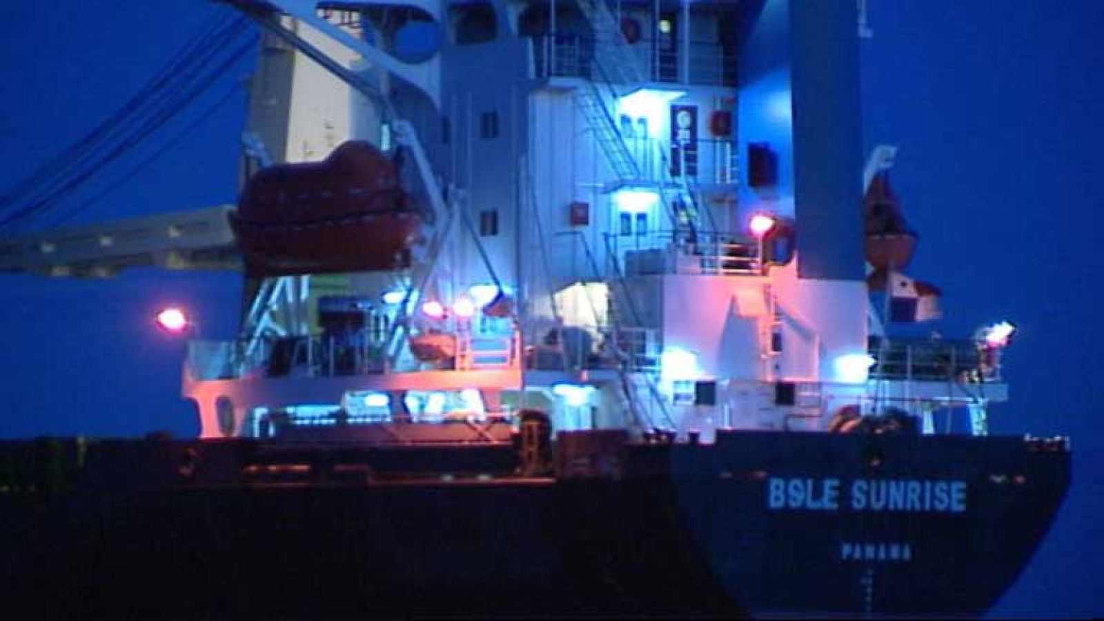 Capitanía Marítima de Valencia pone en marcha el operativo para intentar reflotar el barco varado