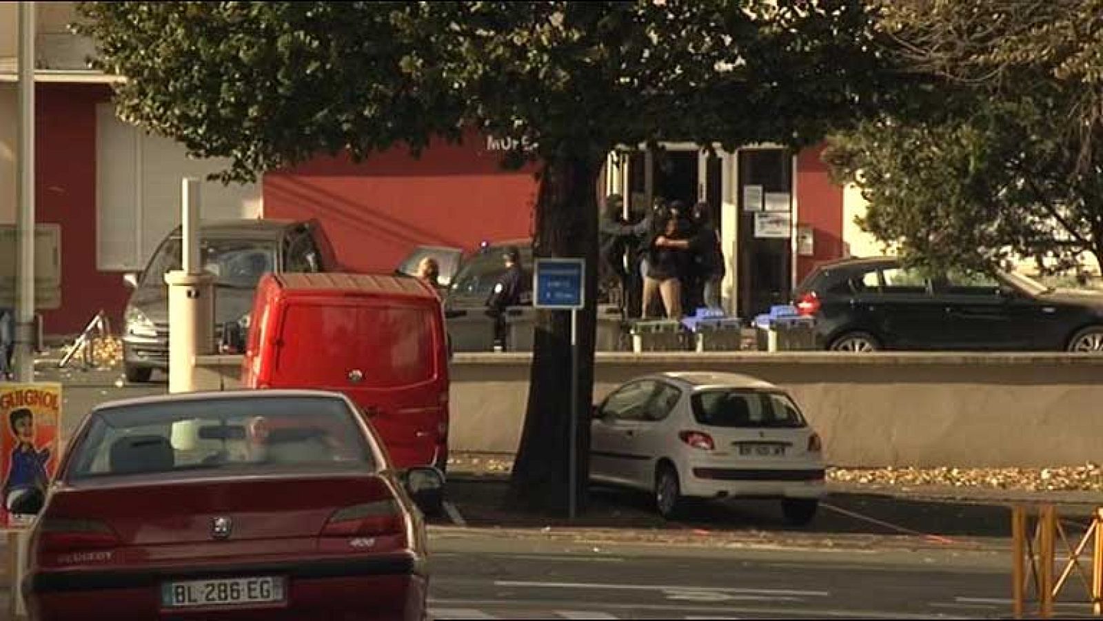 Los etarras detenidos en Francia salen del hotel custodiados por la Policía