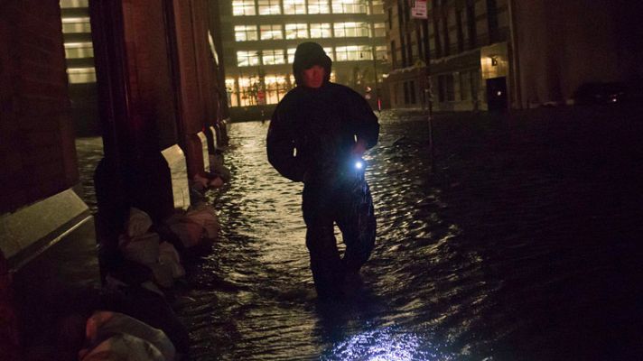 Telediario 1 - Españoles bajo el Sandy
